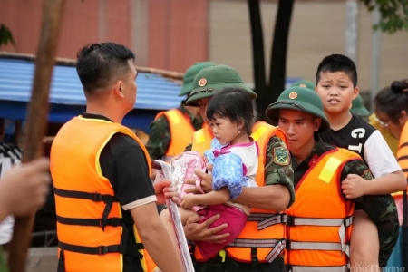 Tình quân dân - nghĩa đồng bào trong thiên tai