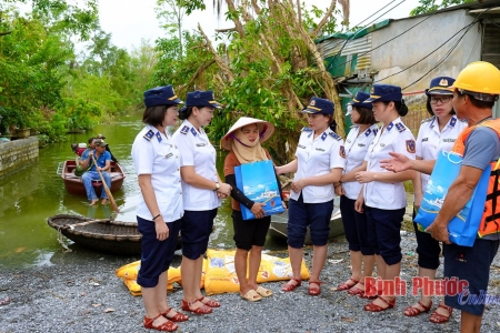 Phụ nữ Cảnh sát biển Việt Nam thăm, tặng quà gia đình bị ảnh hưởng bão số 3