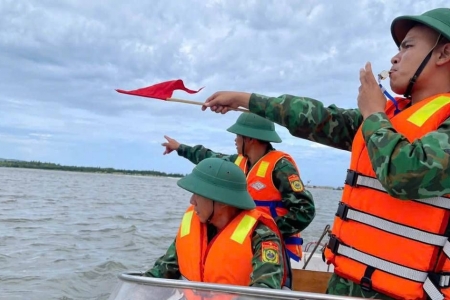 [Ảnh] Bộ đội Biên phòng Quảng Bình giúp nhân dân ứng phó với bão số 4