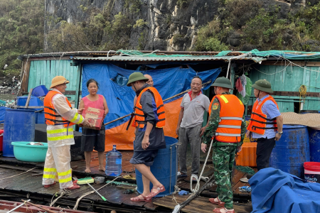 Cảnh sát giao thông, trật tự Công an thành phố Hạ Long sát cánh cùng nhân dân trong cơn bão Yagi