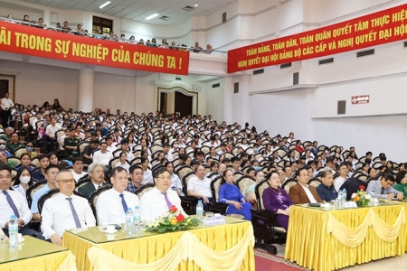 Nam Định trao tặng 2.000 suất học bổng “Học không bao giờ cùng” cho học sinh, sinh viên vượt khó