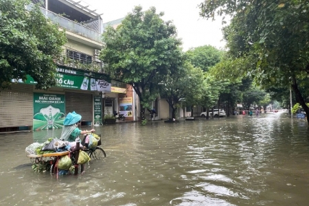 Mưa lớn gây ngập lụt tại thành phố Vinh, nhiều trường cho học sinh tạm nghỉ học