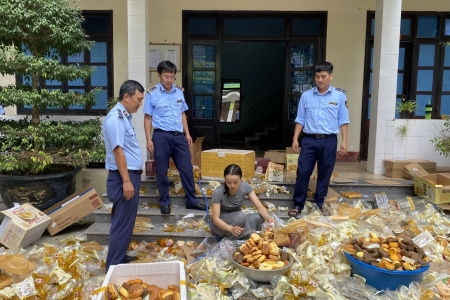 Quảng Bình: Tiêu hủy gần 1.200 sản phẩm bánh các loại nhập lậu