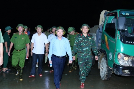 Phó Bí thư Thường trực Tỉnh ủy Thanh Hóa trực tiếp chỉ đạo khắc phục sự cố nước thấm qua chân đê