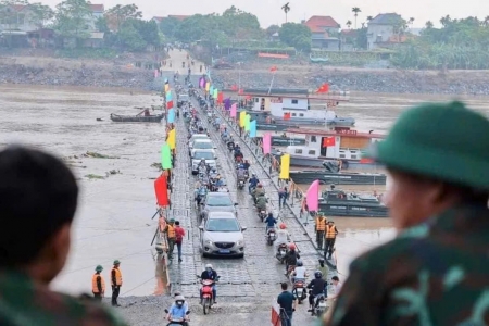 Cầu phao Phong Châu tạm dừng hoạt động do nước sông Hồng lên cao