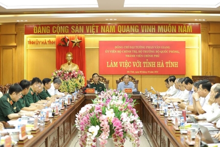 Bộ trưởng Bộ Quốc phòng làm việc và tặng quà tại Hà Tĩnh