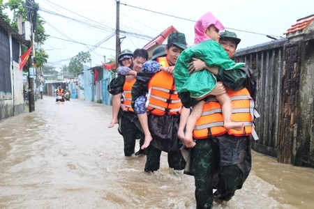 Đà Nẵng: Đóng cửa bán đảo Sơn Trà, học sinh nghỉ học, nhiều nơi ngập sâu