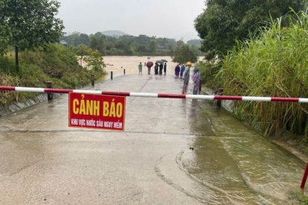 Hà Tĩnh: Mưa lớn gây ngập nhiều nơi, giao thông bị chia cắt