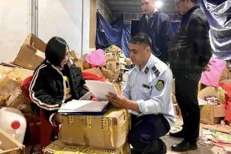 Khen thưởng các cá nhân trong vụ phát hiện trên 6 tấn mỹ phẩm không rõ nguồn gốc tại Đắk Lắk