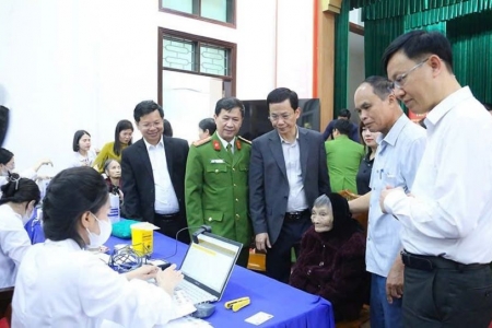 Lấy mẫu ADN thân nhân liệt sĩ chưa xác định danh tính tại Hà Tĩnh