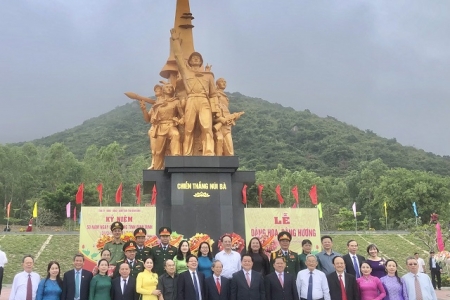 Bình Định: Trang trọng Lễ Dâng hoa, dâng hương Tượng đài Chiến thắng Núi Bà