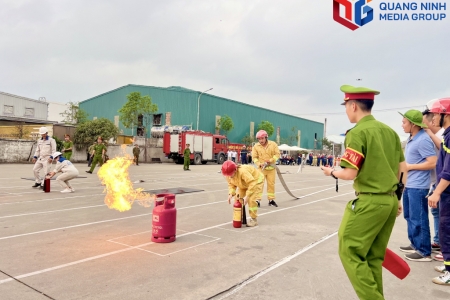 Hội thi Báo cháy 114 và ra mắt Tổ chữa cháy tình nguyện CCN Hà Khánh