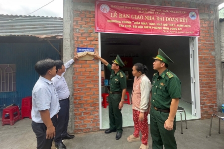 Bộ đội Biên phòng tỉnh Long An bàn giao nhà “Đại đoàn kết”