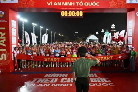 Gần 2.000 vận động viên tại giải chạy “Hành trình theo chân Bác – Vì an ninh Tổ quốc”