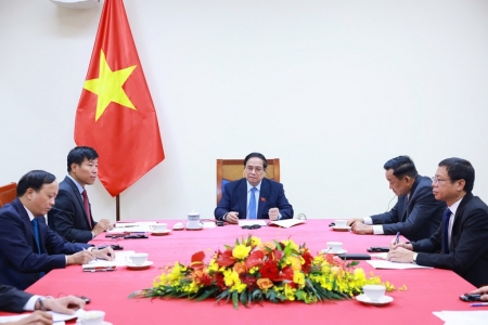 Thủ tướng Phạm Minh Chính điện đàm với Thủ tướng Singapore Lawrence Wong