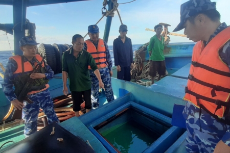 Vùng Cảnh sát Biển 4 phát hiện, bắt giữ tàu cá vận chuyển trái phép khoảng 60.000 lít dầu Diesel