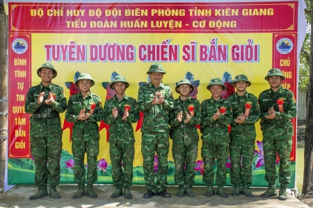 Chiến sĩ mới hoàn thành kiểm tra “3 tiếng nổ”