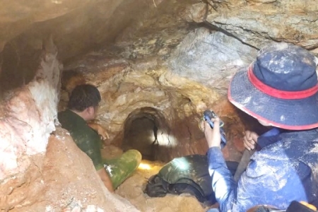 Gia Lai: Hàng chục chiến sĩ công an đột kích điểm khai thác vàng nằm sâu trong rừng