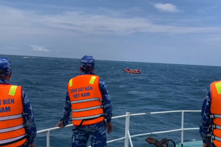 Tàu Cảnh sát biển 1011, Hải đội 102 phối hợp cứu 11 thuyền viên bị nạn trên vùng biển Hà Tĩnh