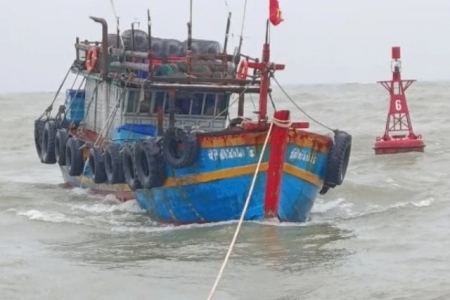 Kịp thời cứu hộ tàu cá gặp sự cố trên biển cùng 4 thuyền viên