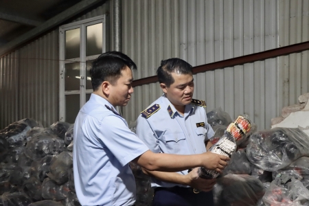 Kiểm tra xưởng sản xuất tất giả nhãn hiệu nổi tiếng tại Hà Nội