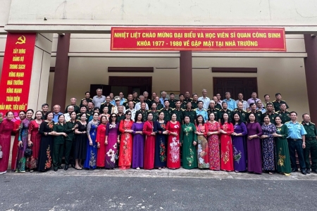 Xúc động ngày trở về thăm lại mái trường xưa của các cựu sĩ quan công binh