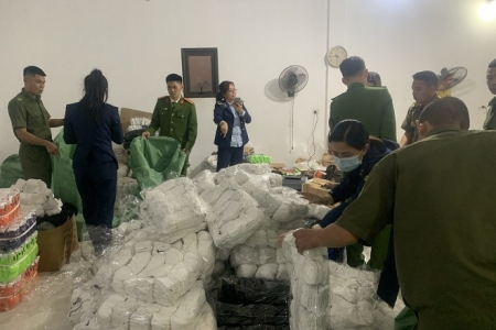 Khởi tố đối tượng sản xuất bít tất giả thương hiệu quốc tế quy mô lớn tại Hà Nội