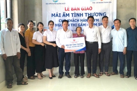 Trao nhà “Mái ấm tình thương” cho phụ nữ nghèo