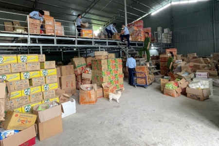 Cao Bằng: Thu giữ hơn 36.000 sản phẩm thực phẩm và giấy vệ sinh nhập lậu