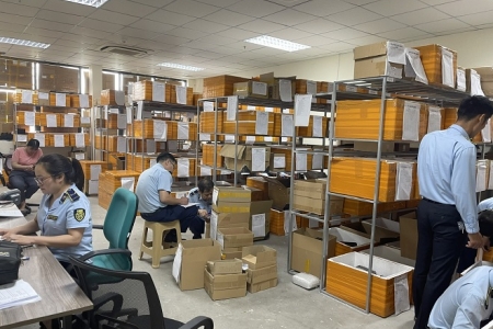 Hà Nội: Xử phạt Công ty Tiger Display Global 122,5 triệu đồng, tiêu hủy gần 500 triệu đồng pin điện thoại nhập lậu