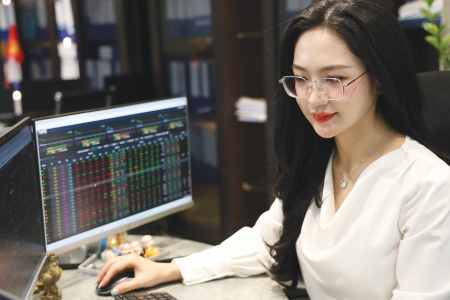 Chứng khoán phiên sáng 4/6: Cổ phiếu DBC trở thành tâm điểm