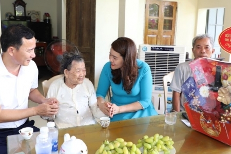 Hội Nhà báo tỉnh Thanh Hóa thăm, tặng quà thân nhân các nhà báo liệt sĩ