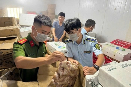 Phát hiện hàng tấn thực phẩm đông lạnh nghi không rõ nguồn gốc tại kho hàng Công ty Thịnh Phát Food