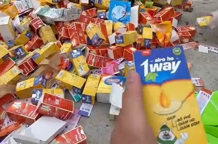 Phát hiện số lượng lớn thực phẩm chức năng bị vứt bỏ trái phép tại bãi rác Hạ Long