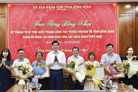 Phóng viên Thương hiệu và Công luận được Chủ tịch UBND tỉnh Bình Định tặng bằng khen