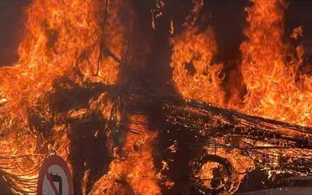 TP. HCM bốc cháy dữ dội dây cáp viễn thông ở đường Nguyễn Công Trứ