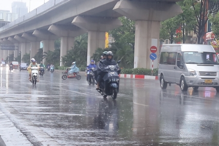 Nhiều khu vực tại Hà Nội đang có mưa rào và dông, đề phòng ngập úng vùng trũng