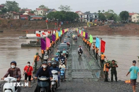 Cầu phao Phong Châu hoạt động trở lại sau khi tạm dừng vì nước sông lên cao