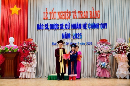 Trường Đại học Y- Dược, Đại học Huế trao bằng tốt nghiệp cho gần 1.300 tân bác sĩ, dược sĩ, cử nhân