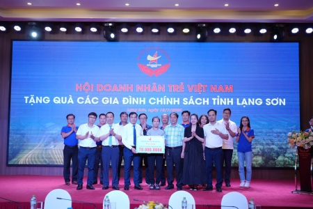 Lạng Sơn: Trao hỗ trợ kinh phí xóa nhà dột nát và tặng quà cho các gia đình chính sách