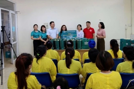 Hội Chữ thập đỏ tỉnh Thanh Hóa trao quà cho trẻ em tại Bệnh viện Nhi