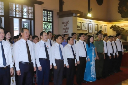Đoàn đại biểu tỉnh Thanh Hóa dâng hoa, dâng hương nhân Ngày Thương binh - Liệt sỹ (27/7/1947 - 27/7/2025)