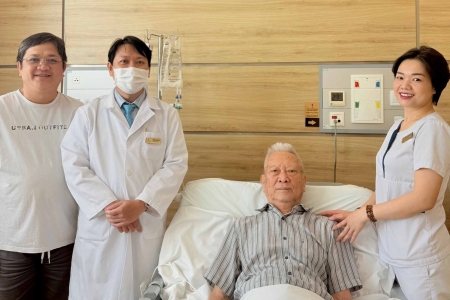 Phẫu thuật nội soi thành công cho cụ bà 86 tuổi: Bước tiến mới trong điều trị ung thư tại miền Trung