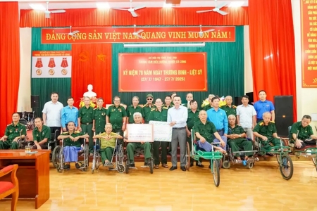 Tập đoàn Hóa chất Việt Nam thăm, tặng quà thương, bệnh binh nhân ngày 27/7