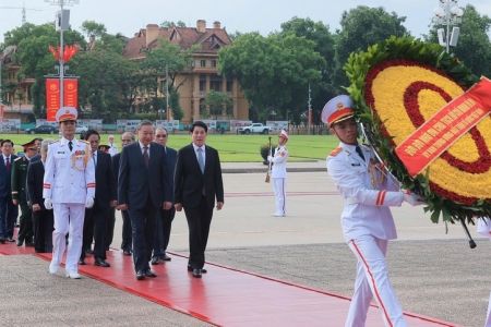 Lãnh đạo Đảng, Nhà nước đặt vòng hoa, vào Lăng viếng Chủ tịch Hồ Chí Minh, tưởng niệm các anh hùng liệt sĩ