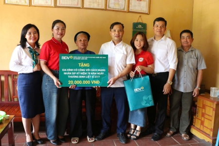 BIDV Lạng Sơn: Trao tặng 20 triệu đồng cho gia đình nạn nhân chất độc da cam