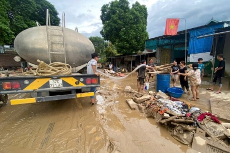 Hướng về đồng bào vùng lũ, Agrimex Nghệ An khẩn trương cấp nước sạch hỗ trợ người dân