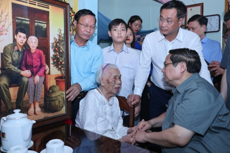 Thủ tướng thăm Mẹ Việt Nam anh hùng, dâng hương tại Thành cổ Quảng Trị và Nghĩa trang Đường 9