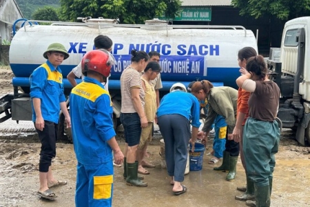 Khẩn cấp cấp nước sạch bằng xe bồn, máy lọc di động cho người dân vùng lũ ở Nghệ An