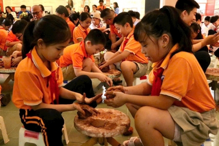 Gần 150 em học sinh tham gia trải nghiệm “Lời thì thầm của đất” tại Bảo tàng Hải Phòng